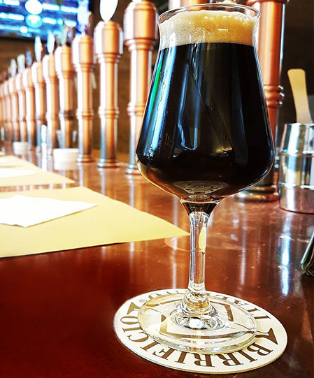 Bicchiere di birra artigianale scura Birrificio Italiano